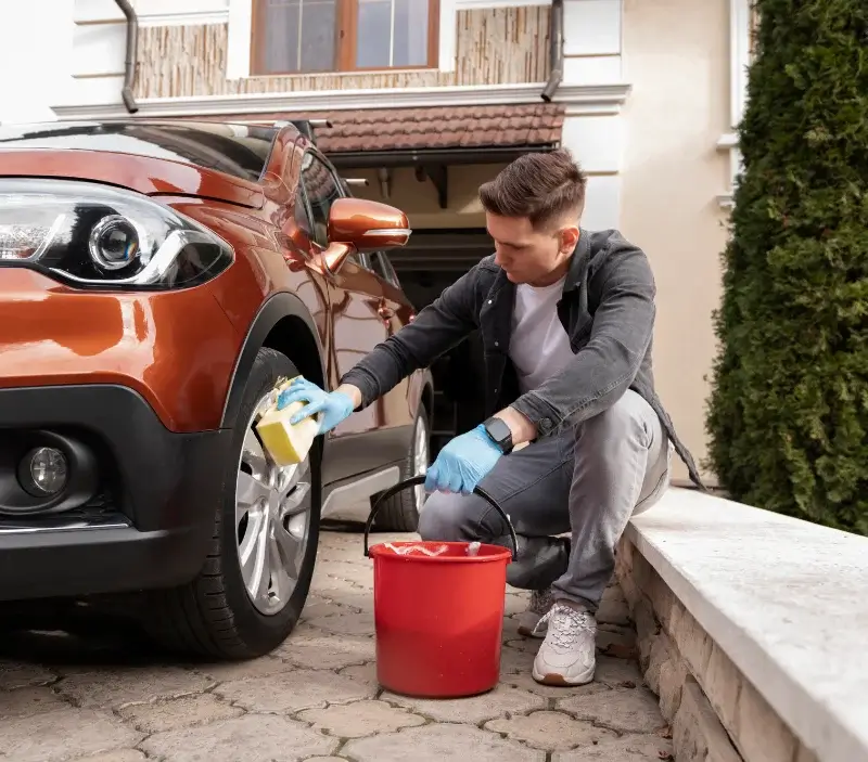 Lavage auto à domicile Saint Geniez d'Olt et d'Aubrac : professionnel intervenant sur un véhicule